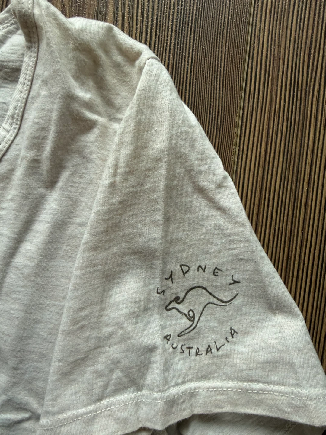 Cropped T-Shirt with Australia Kangaroo Graphic - photo 3