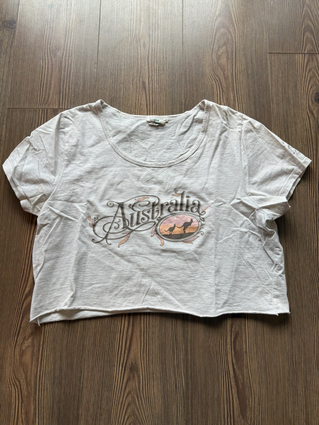 Cropped T-Shirt with Australia Kangaroo Graphic - photo 2