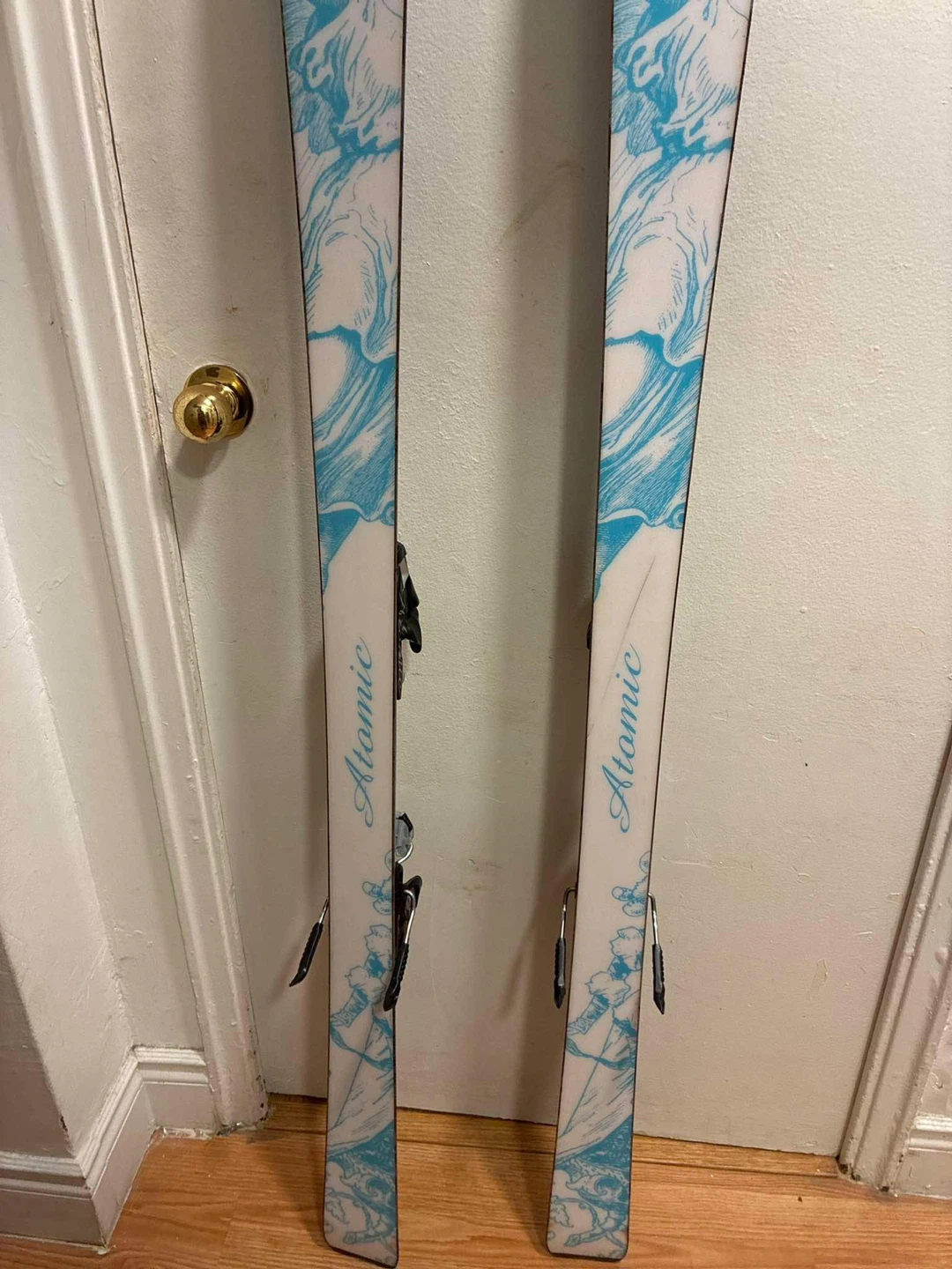 Atomic 170cm Skis – Great Condition, Smooth Ride ⛷️