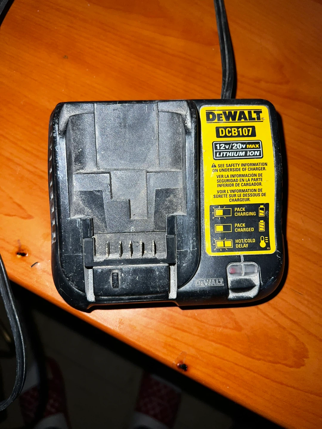DEWALT DCB107 12V/20V MAX Lithium Ion Battery Charger - photo 3