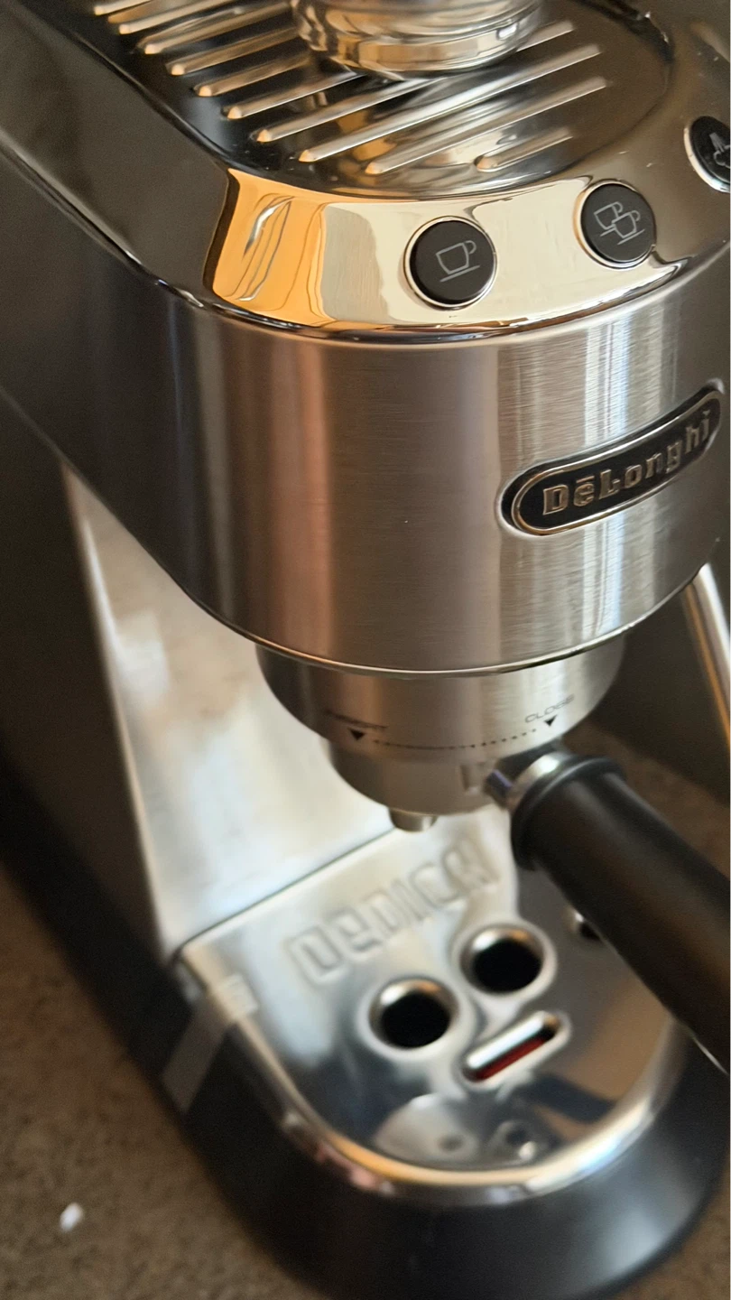 De'Longhi Dedica EC885 espresso machine