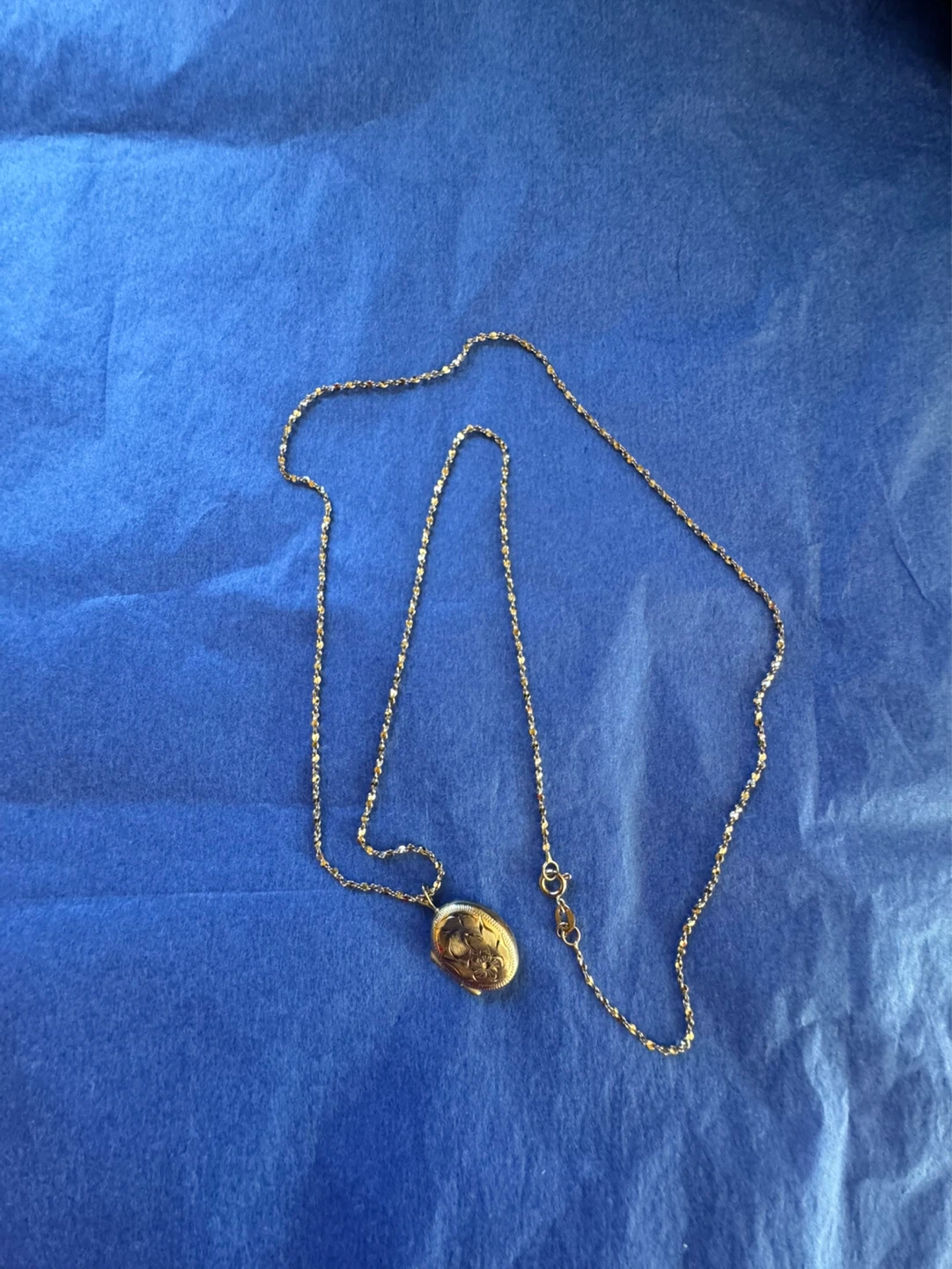 10K Gold Oval Locket Necklace with Chain - photo 3