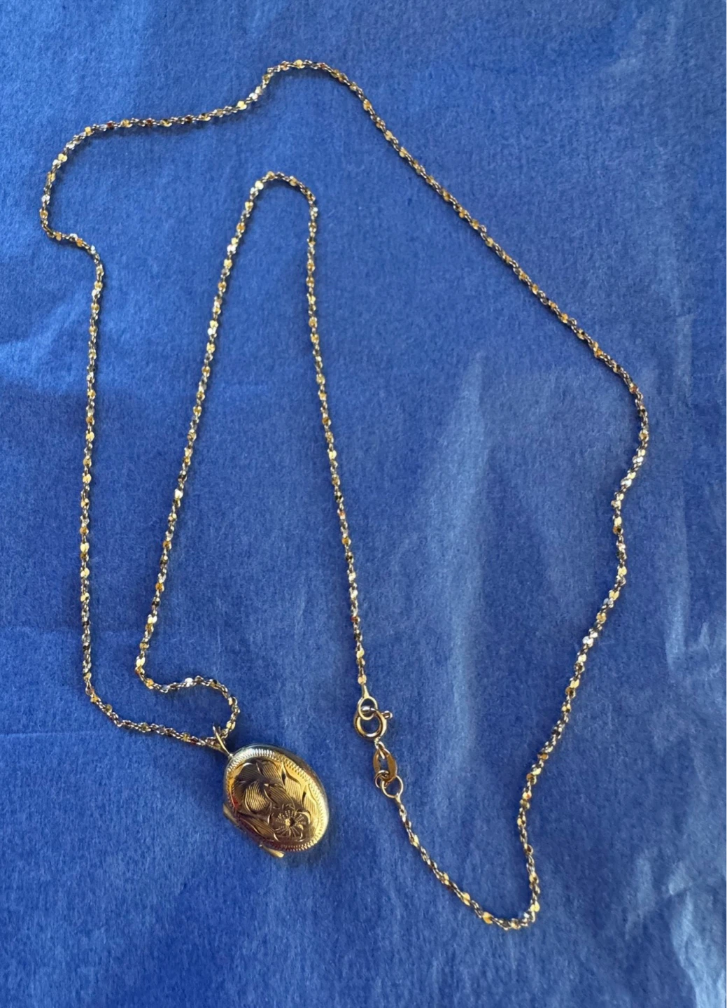 10K Gold Oval Locket Necklace with Chain - photo 2