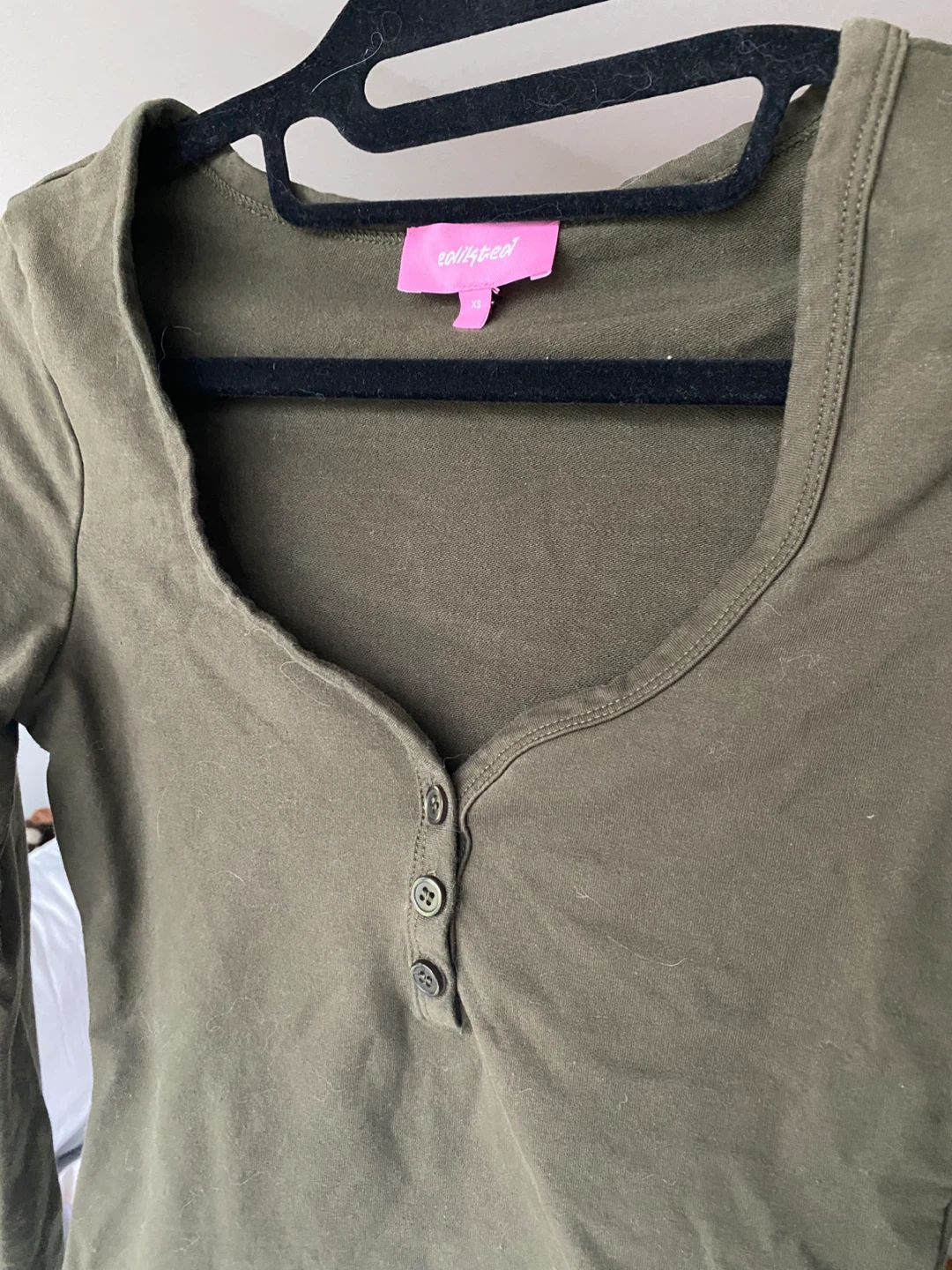 Edikted Leah Henley Top - Olive green XS - photo 3