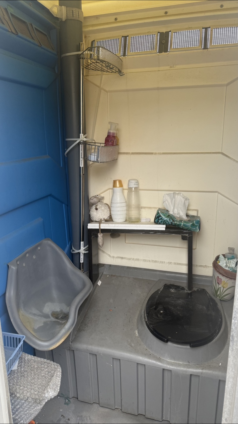 Portable Toilet Unit only $700 - photo 3
