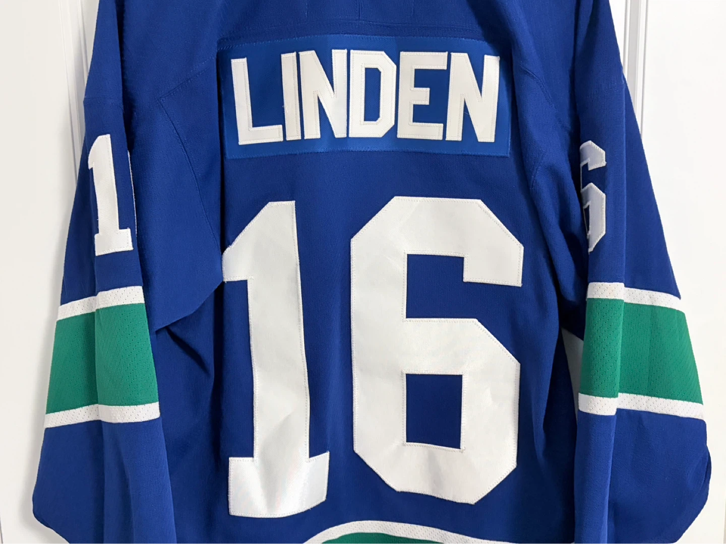 Authentic CCM Vancouver Canucks Trevor Linden Jersey Medium - photo 2