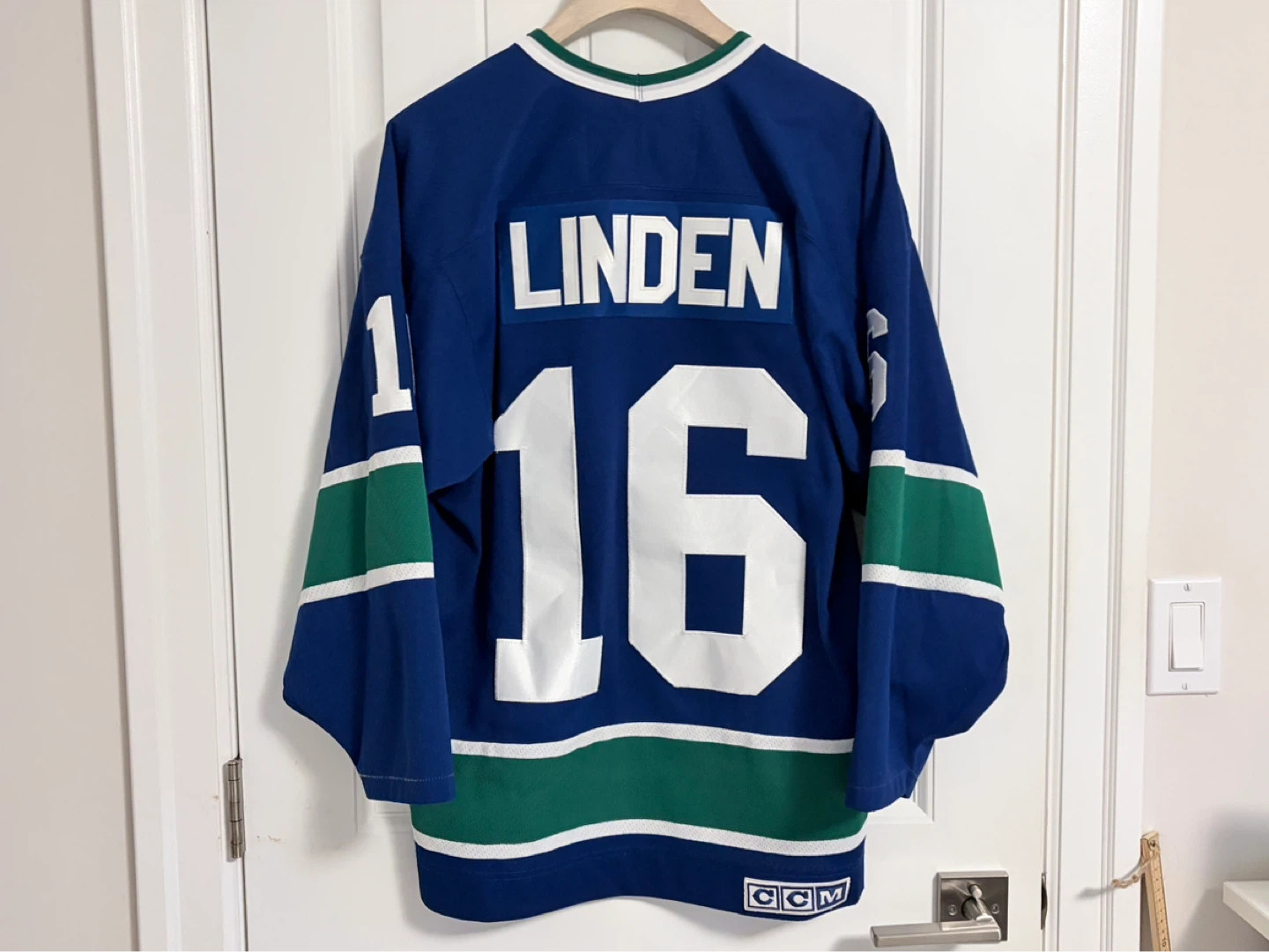 Authentic CCM Vancouver Canucks Trevor Linden Jersey Medium