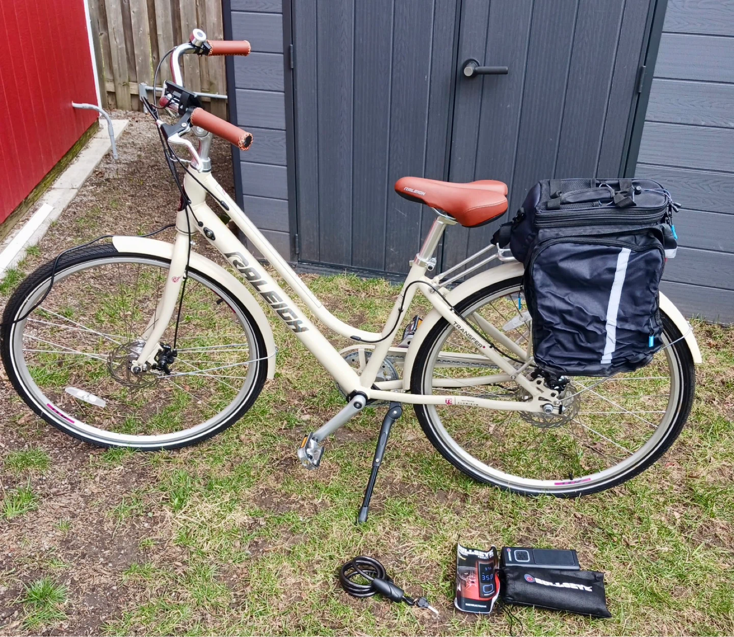 Raleigh Cruiser Bike with Bullseye Pocket Air Pump