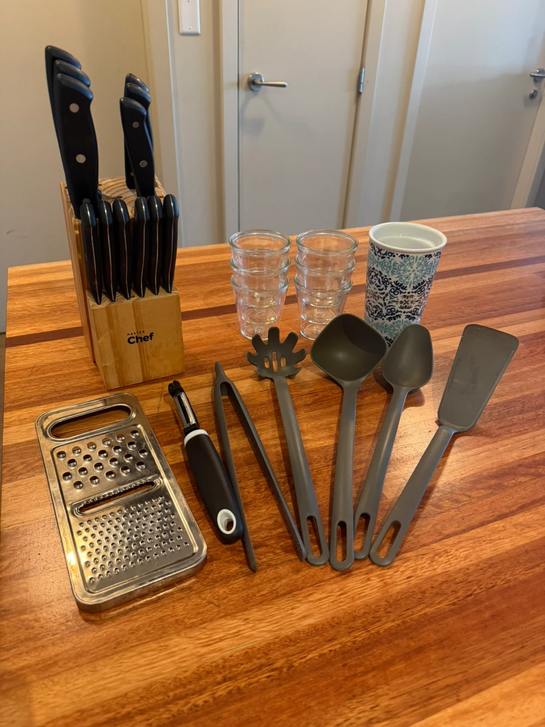 MOVING SALE: Kitchen utensils, knives & more!