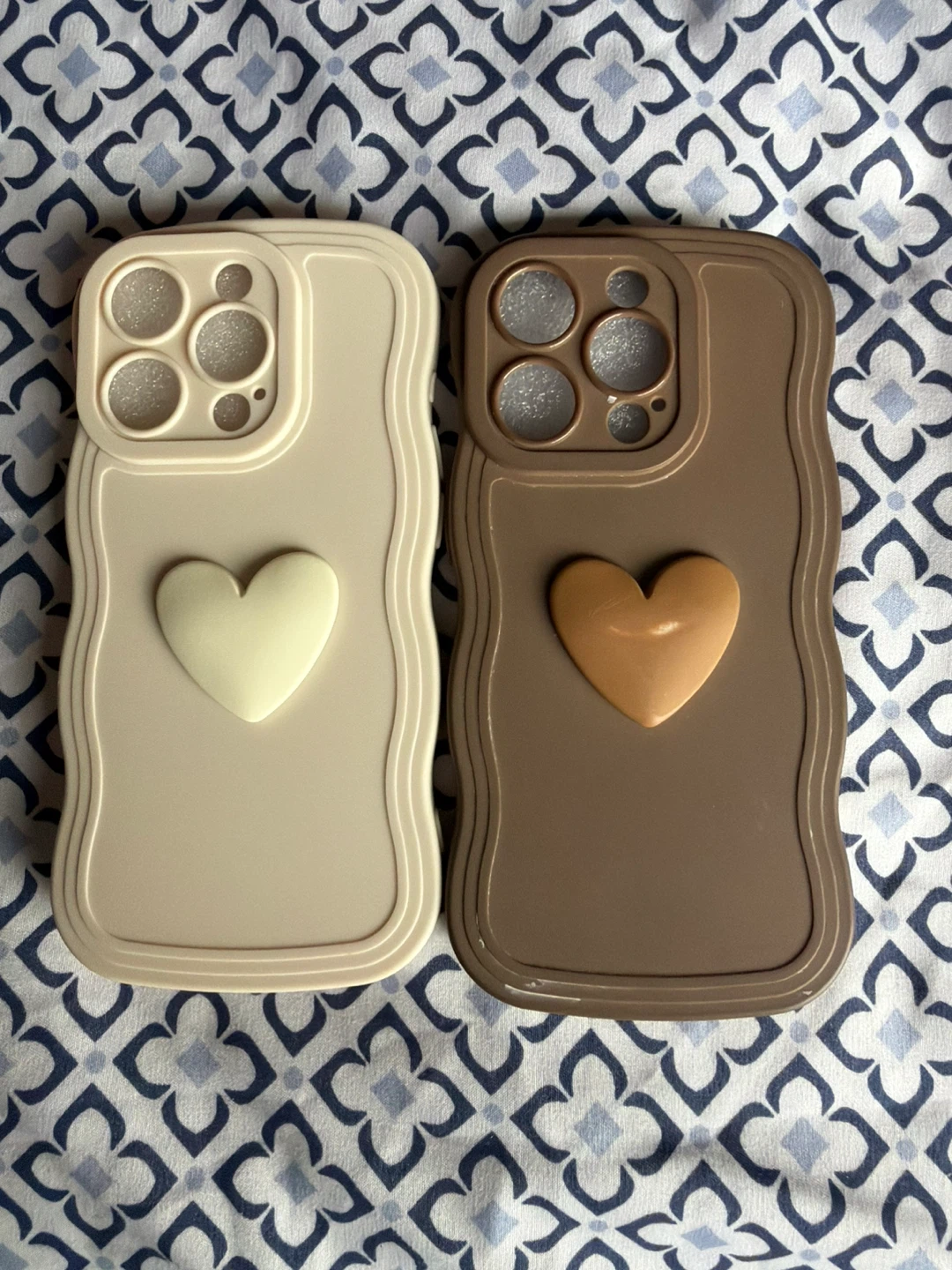 Wavy Phone Case with Heart Design
