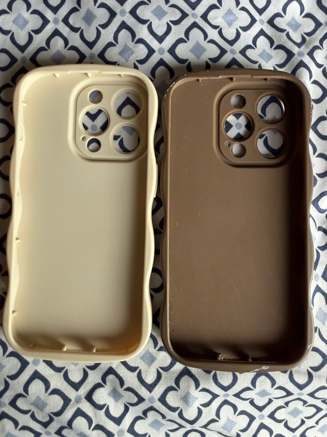 Wavy Phone Case with Heart Design - photo 2