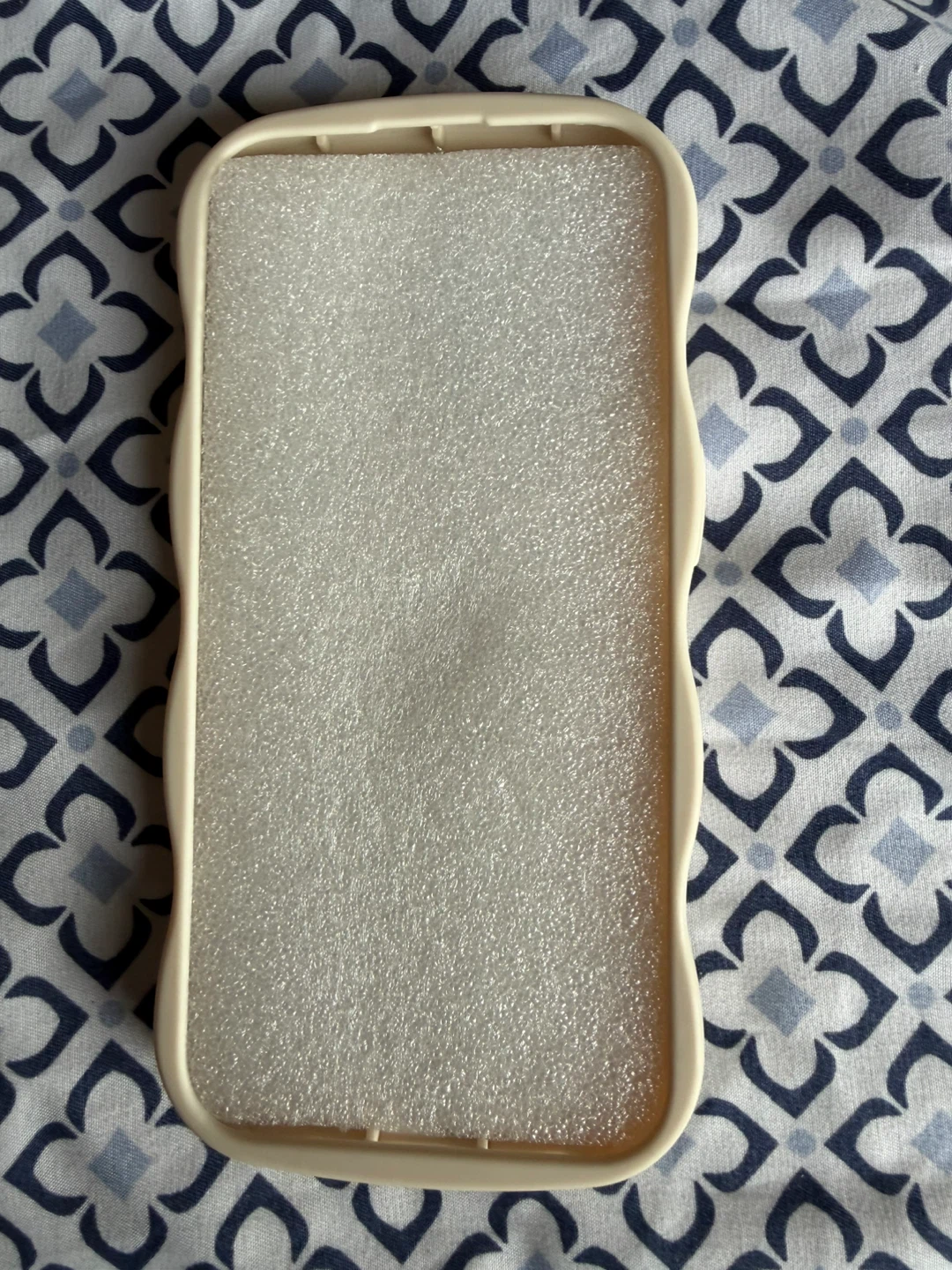 Wavy Phone Case with Heart Design - photo 5