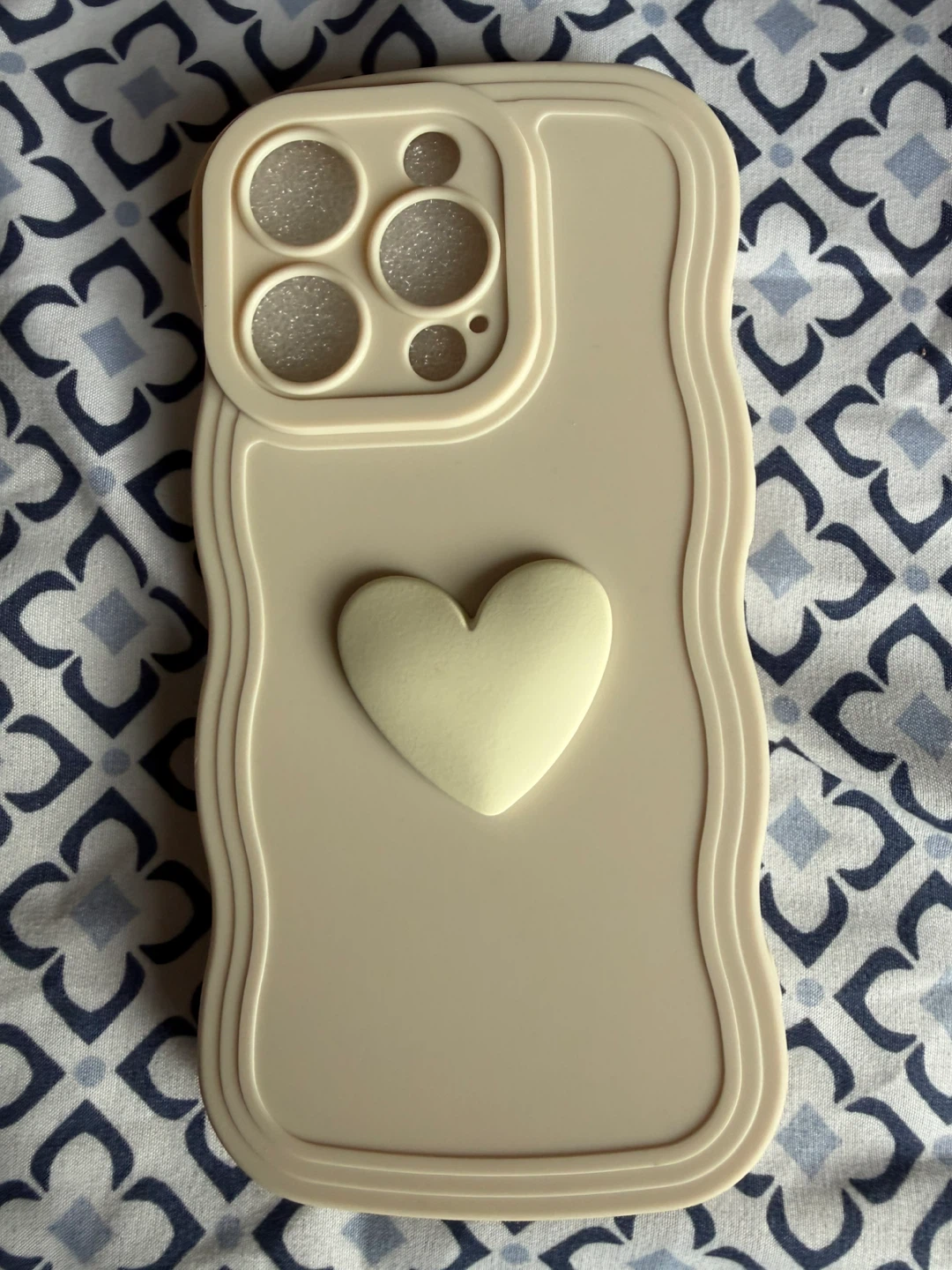 Wavy Phone Case with Heart Design - photo 4