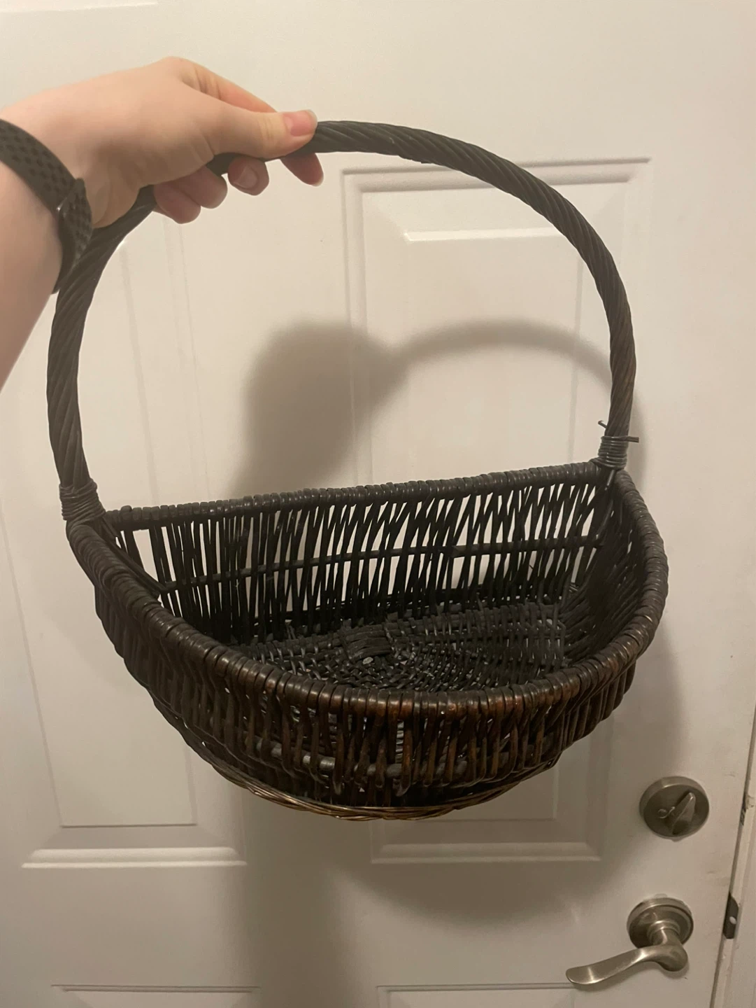 Wicker basket with handle