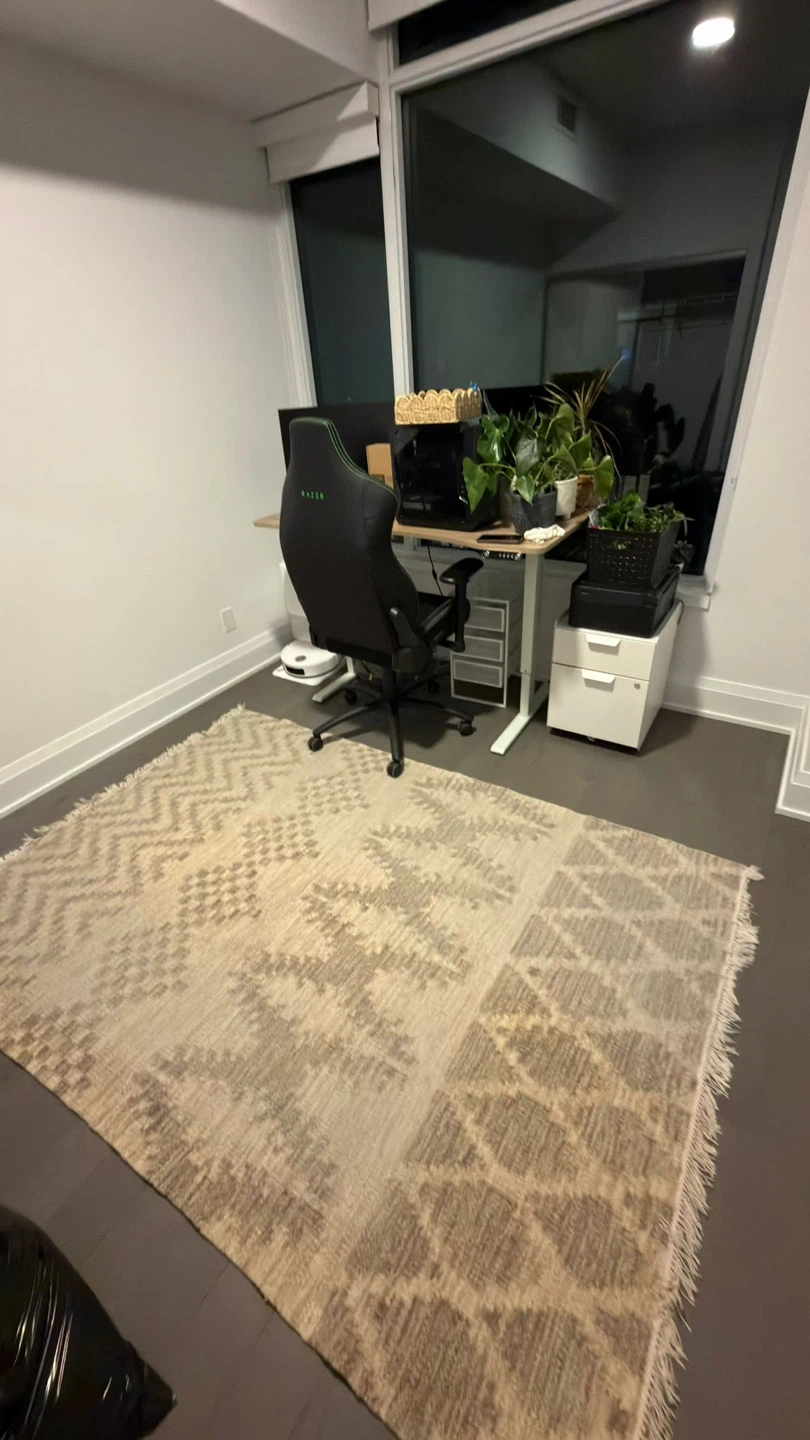 Area Rug with Geometric Pattern - photo 2