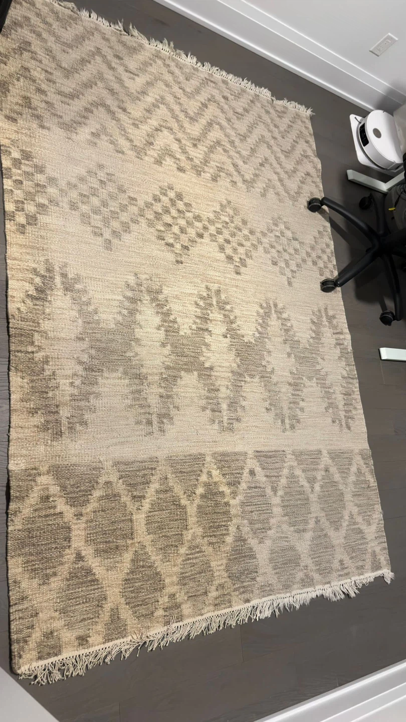 Area Rug with Geometric Pattern - photo 3