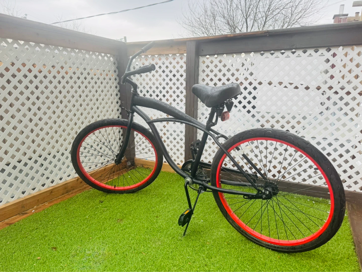 Vélo de style cruiser noir avec roues rouges - photo 3