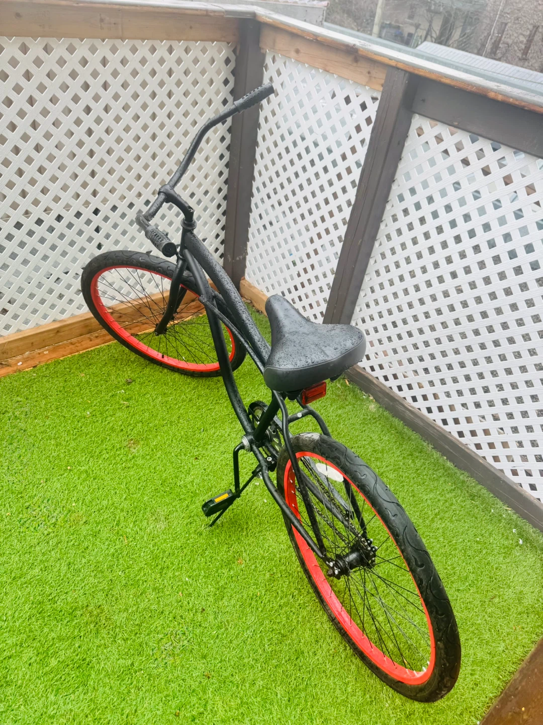 Vélo de style cruiser noir avec roues rouges - photo 2