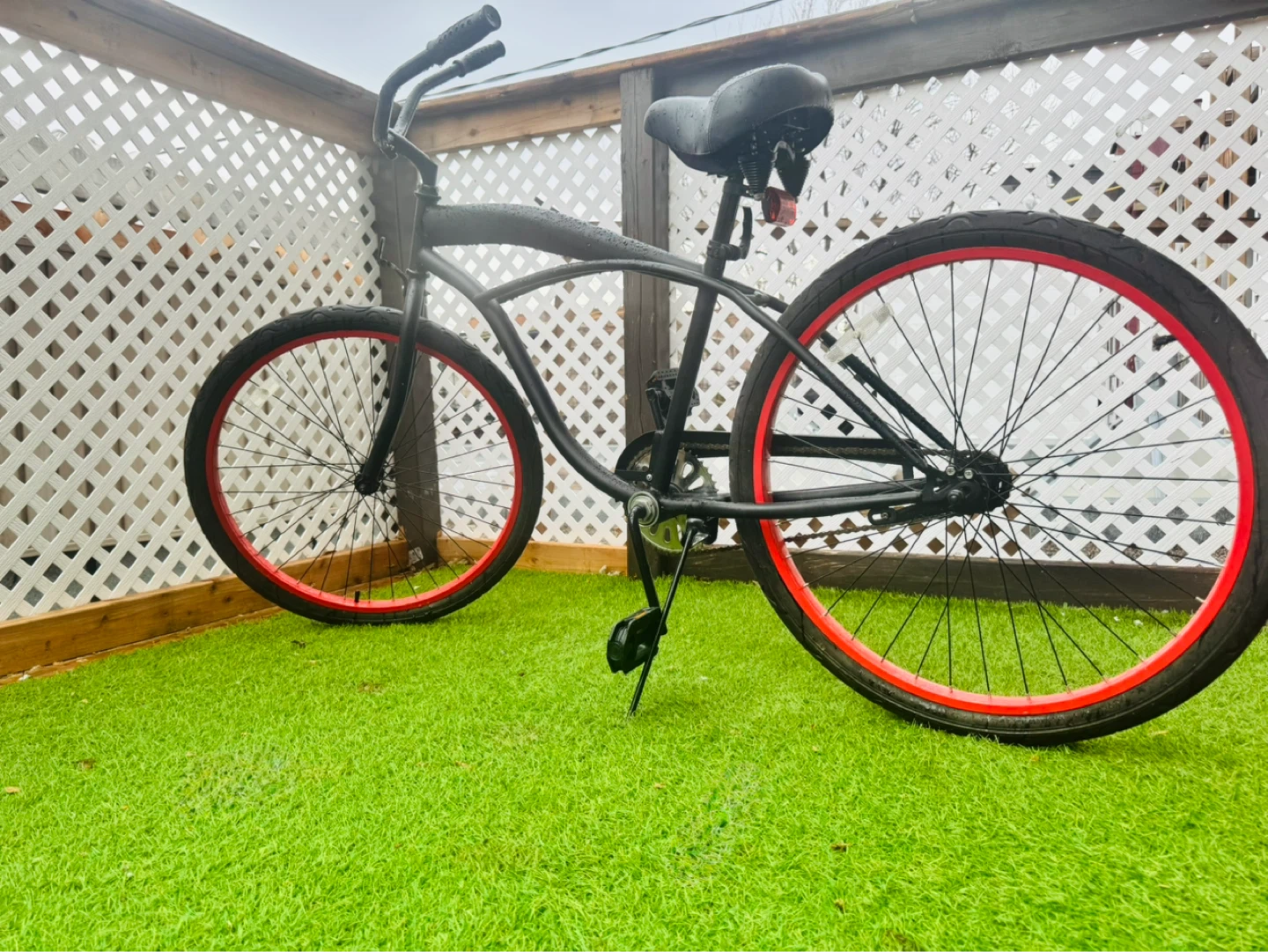 Vélo de style cruiser noir avec roues rouges - photo 4
