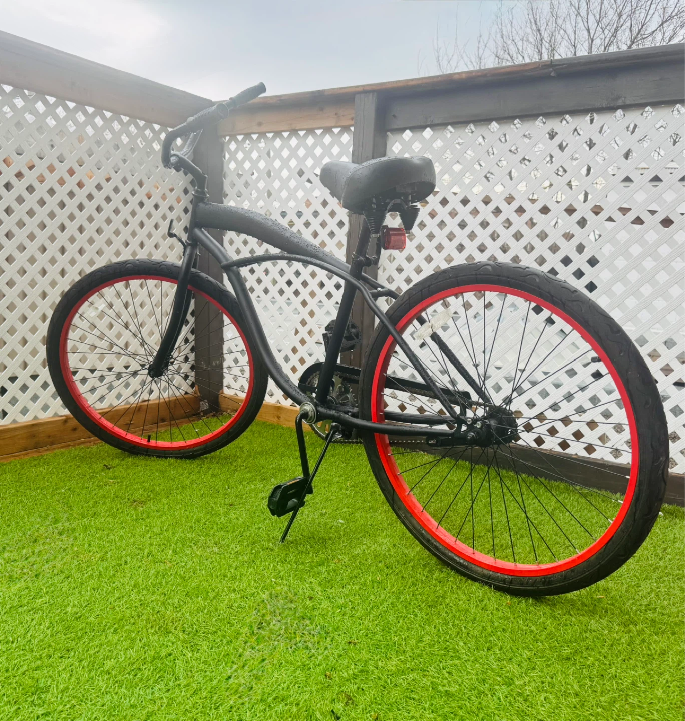 Vélo de style cruiser noir avec roues rouges