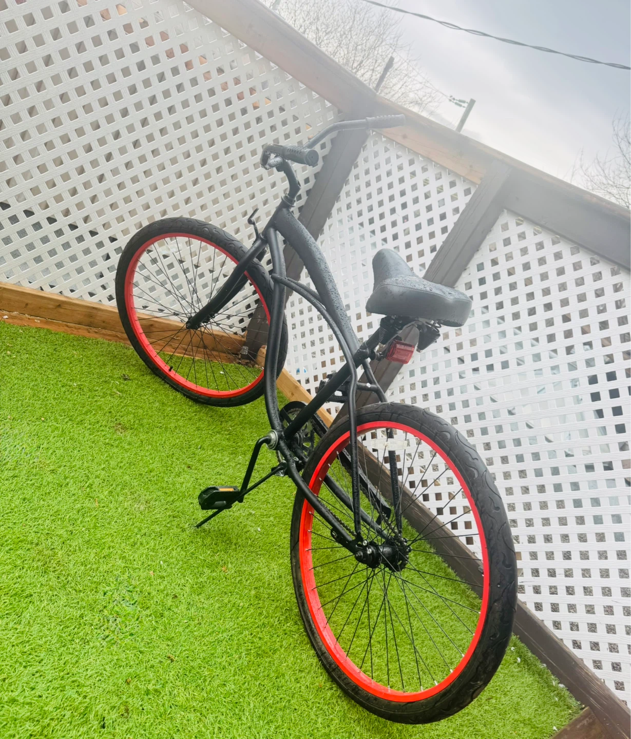 Vélo de style cruiser noir avec roues rouges - photo 5