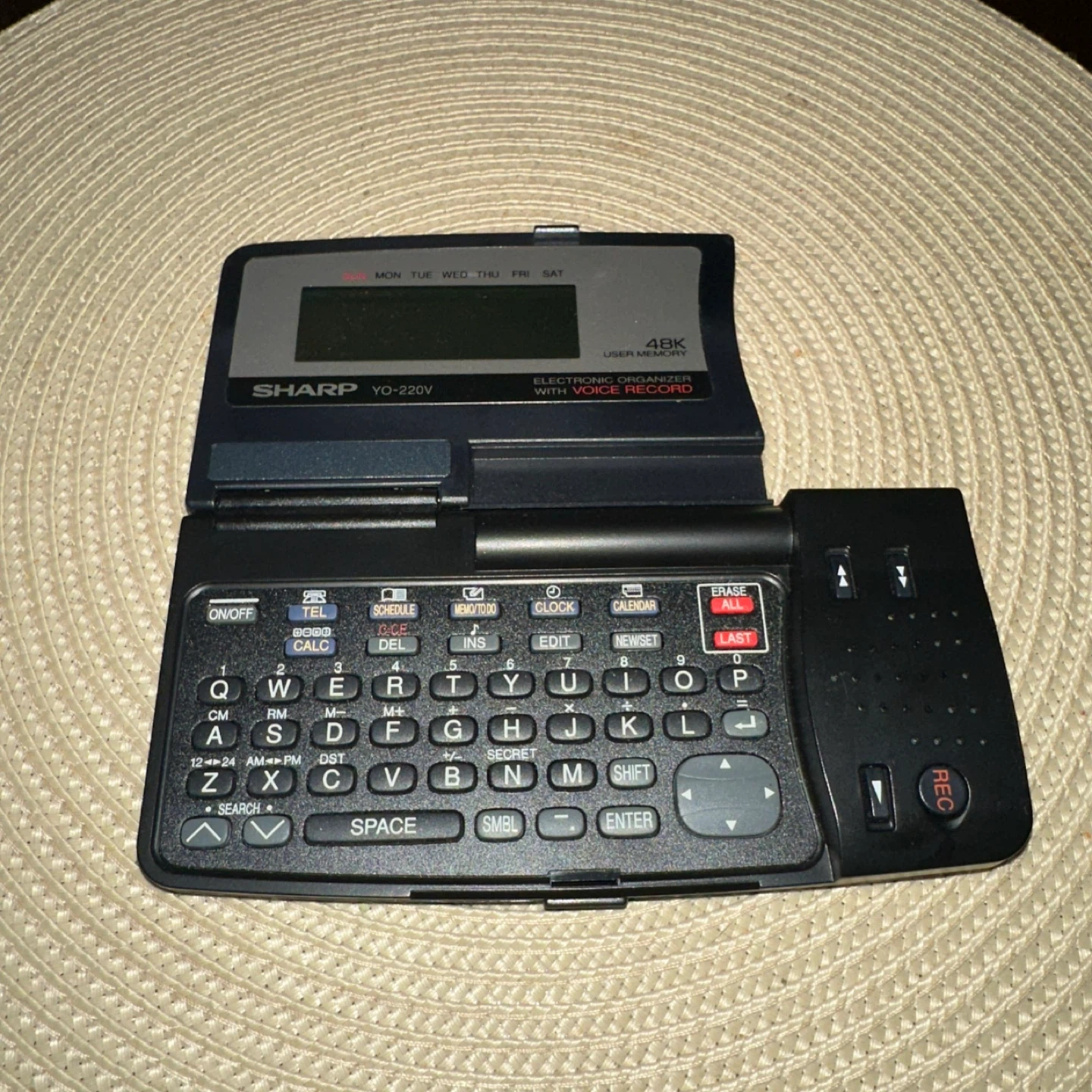 Sharp YO-220V Electronic Organizer with Voice Memo