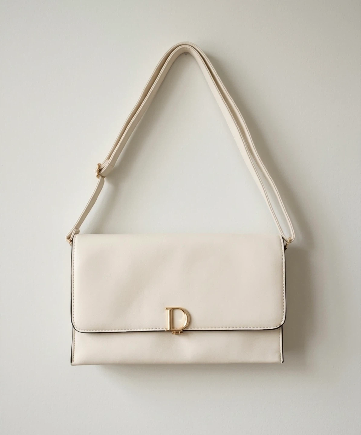 Cream Purse with D Clasp