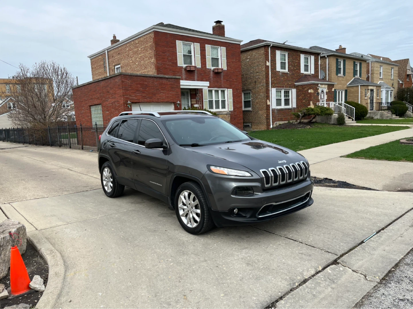 Jeep Cherokee Sport SUV - photo 2