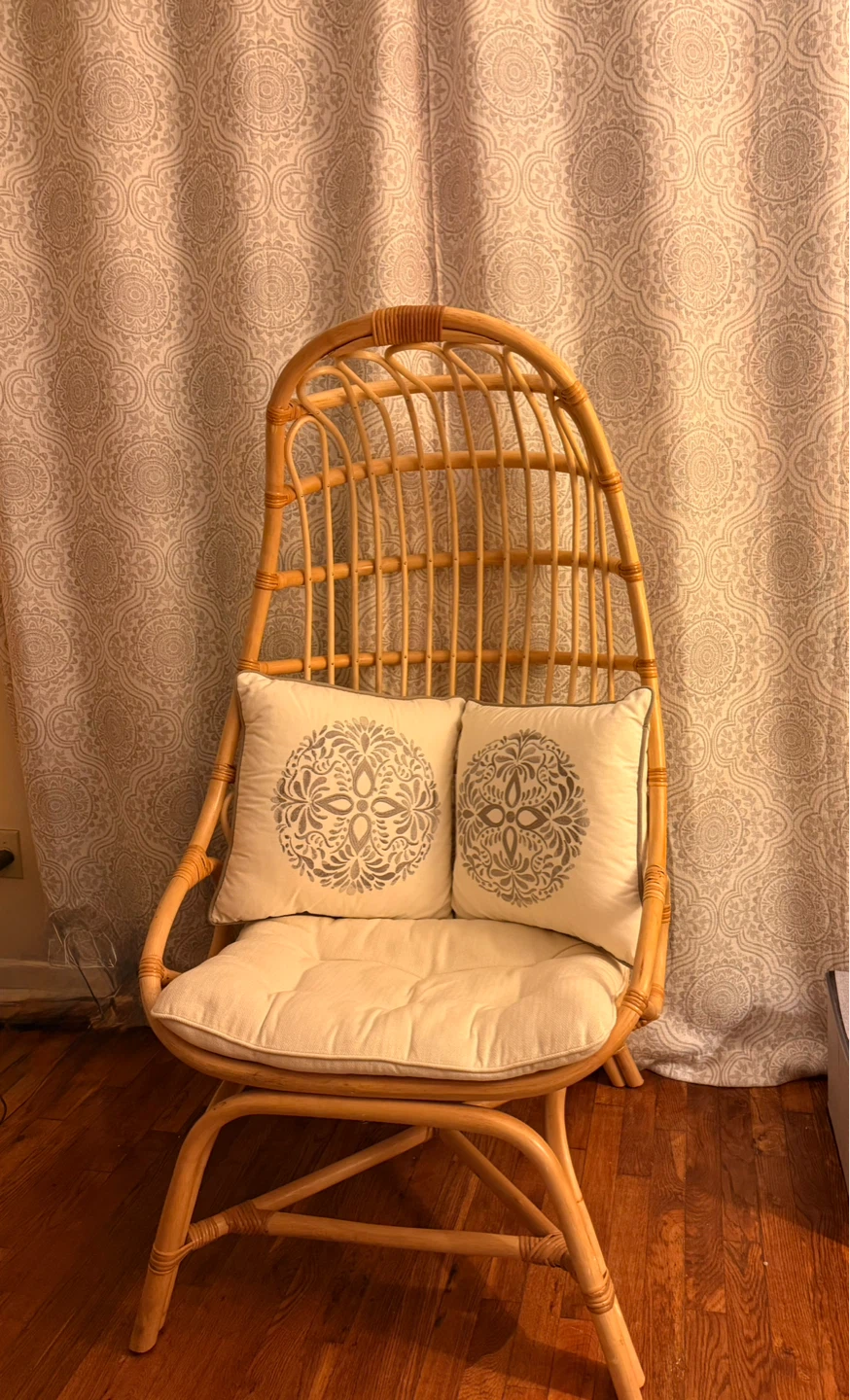 Wicker Peacock Chair with Cushions (throw pillows not included)