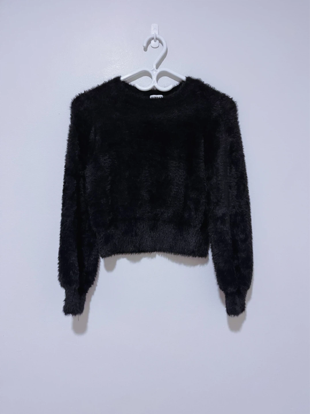 Aritzia SUNDAY BEST Black Fuzzy Cropped Sweater Size XS
