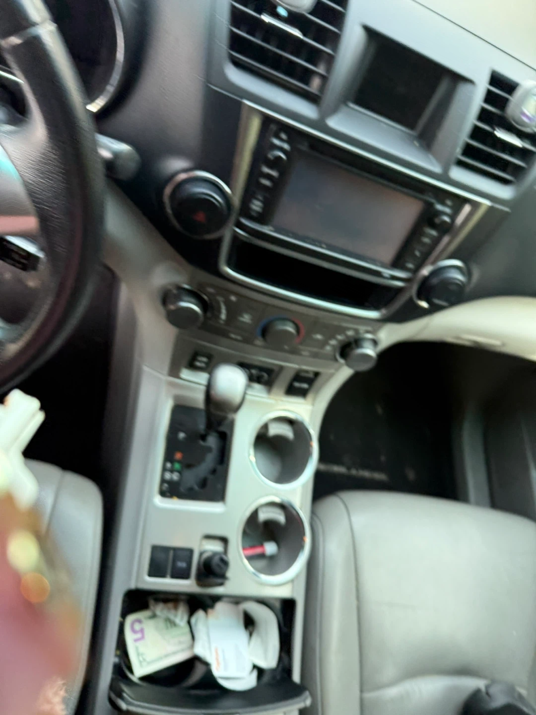 White Toyota Highlander SUV xl