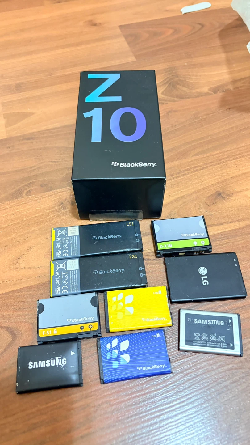 BlackBerry Z10 Phone Box with Assorted Batteries - photo 2