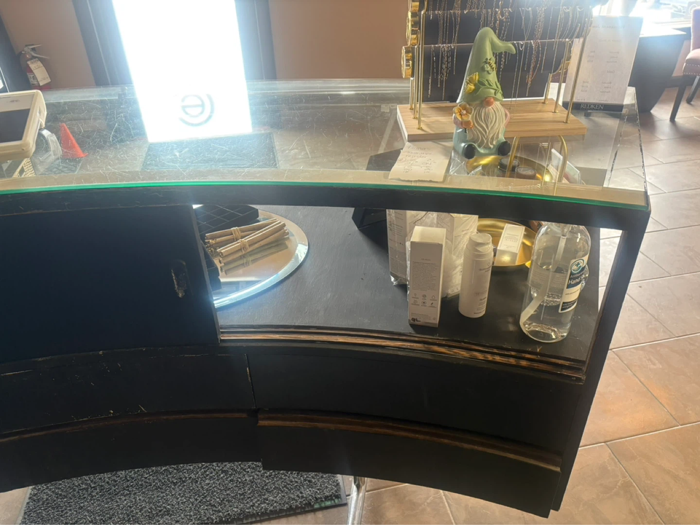 Curved Retail Counter Display - photo 5