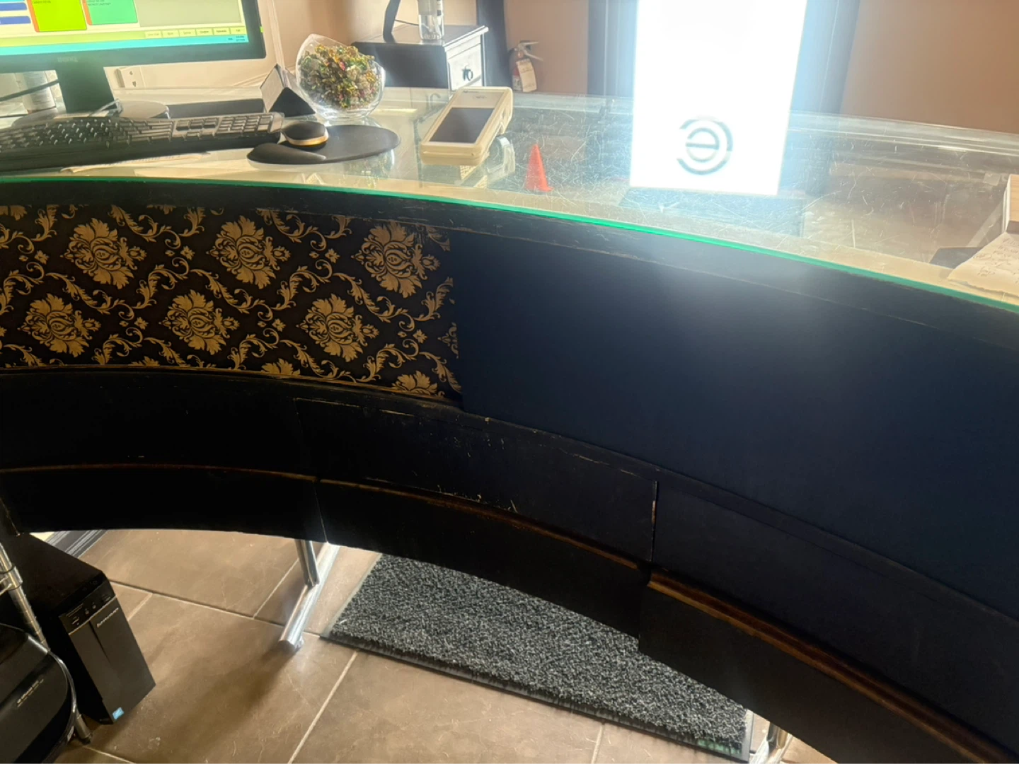 Curved Retail Counter Display - photo 4