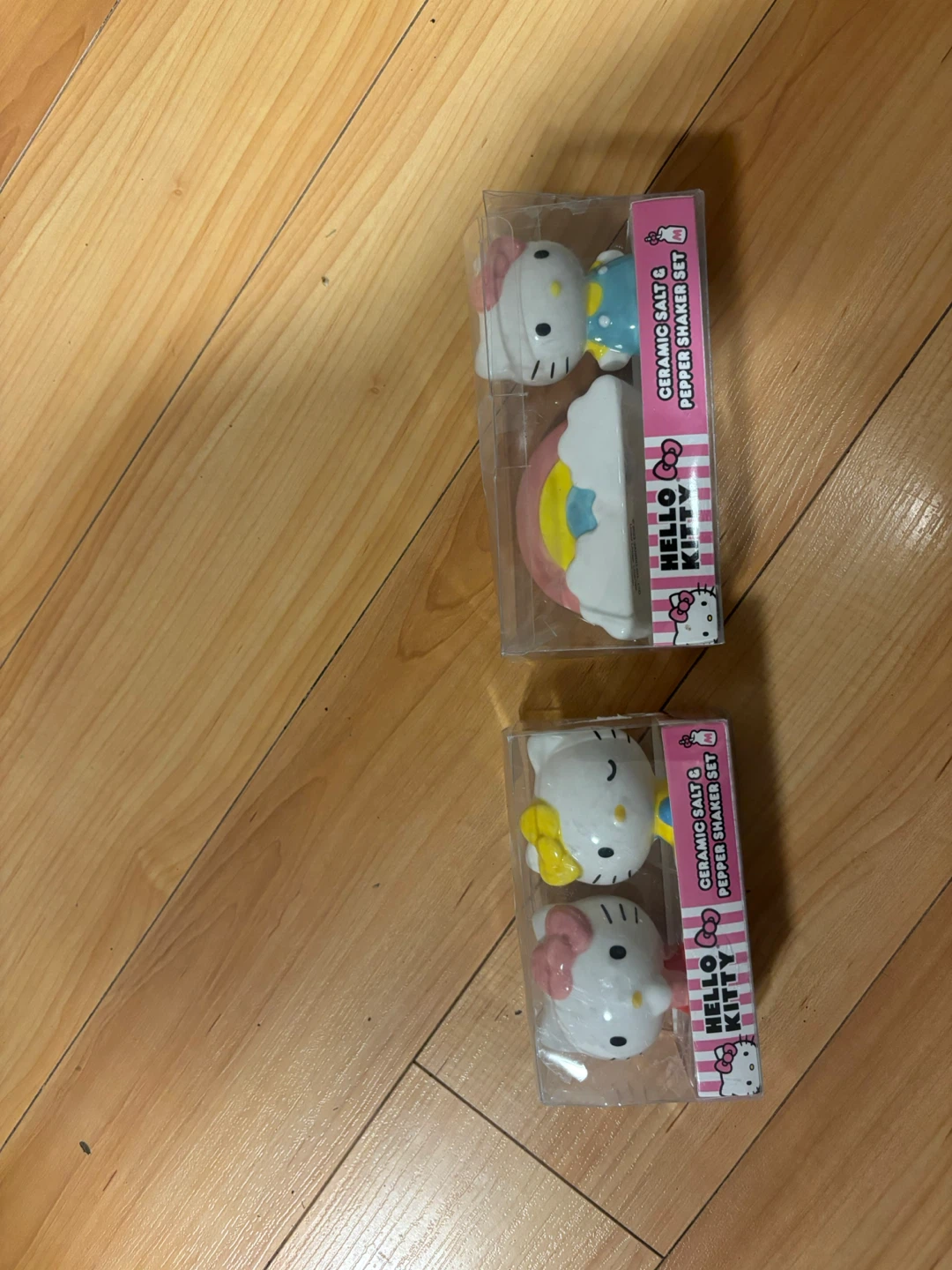 Hello Kitty Ceramic Salt & Pepper Shaker Set - photo 3