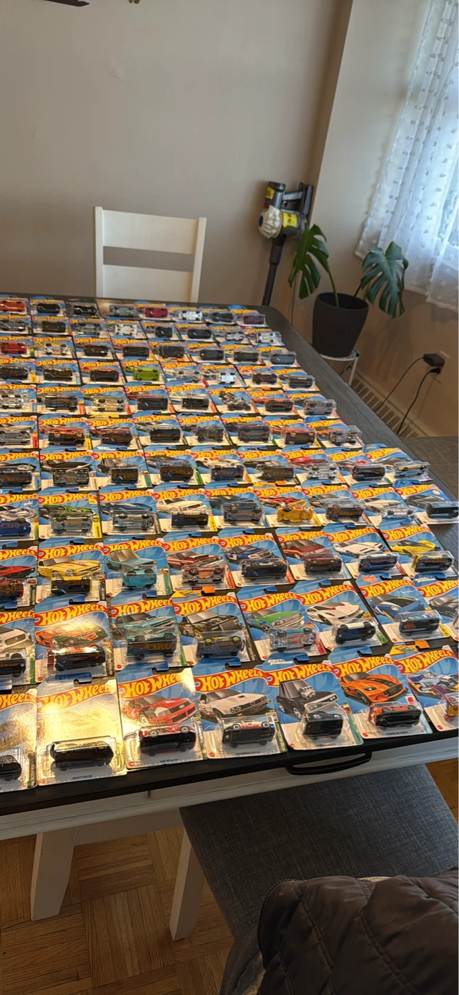 Hot Wheels Die-Cast Toy Cars (Lot of 90 pieces