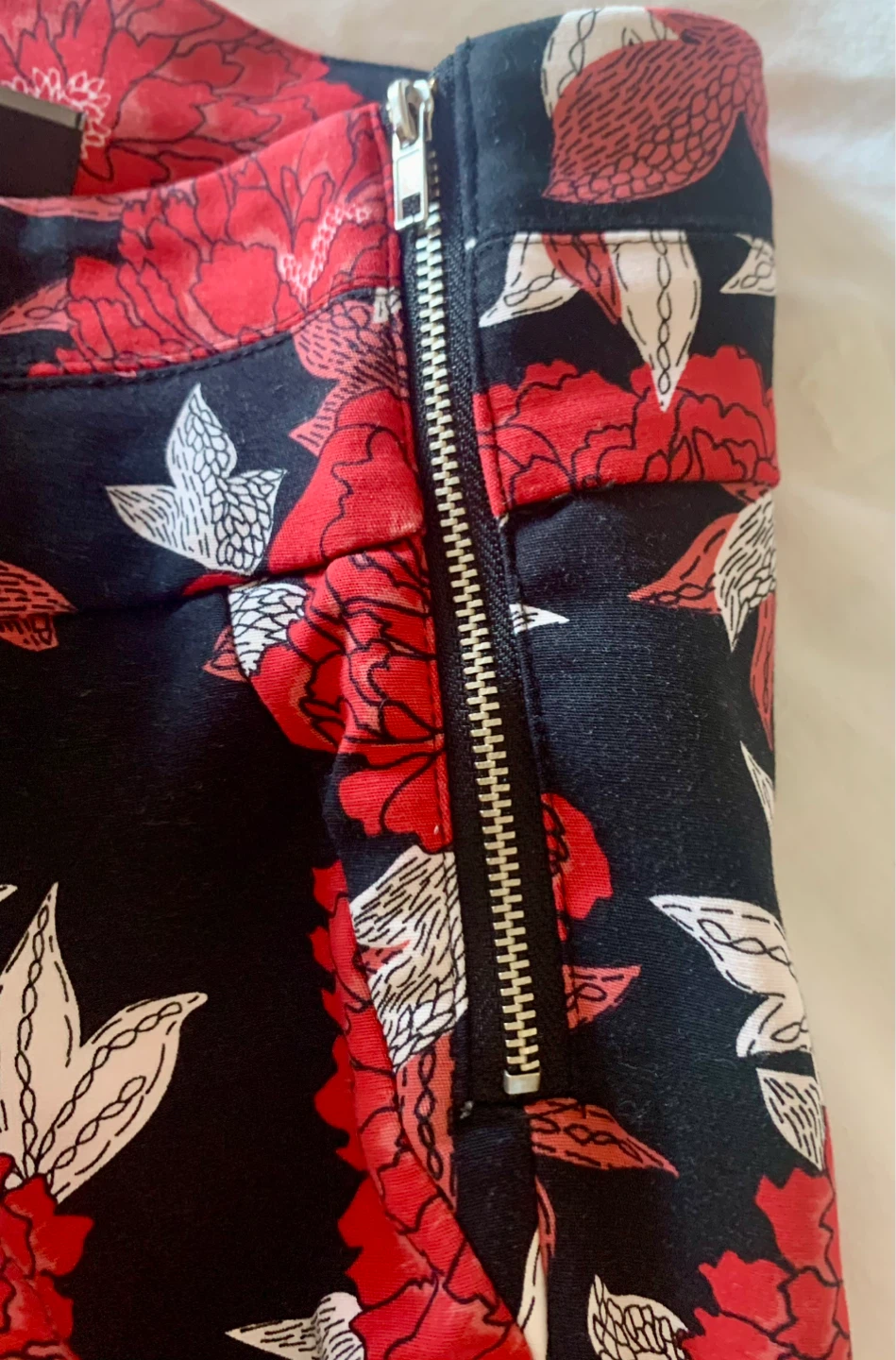 LE CHÂTEAU Women's Black Floral Pants Size 6 - photo 3