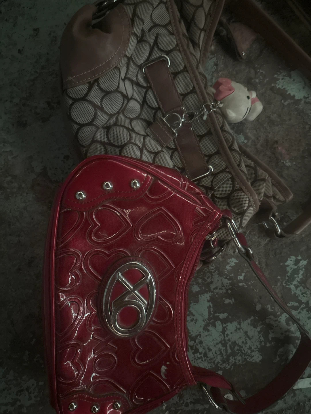 Red heart print shoulder bag with XO emblem