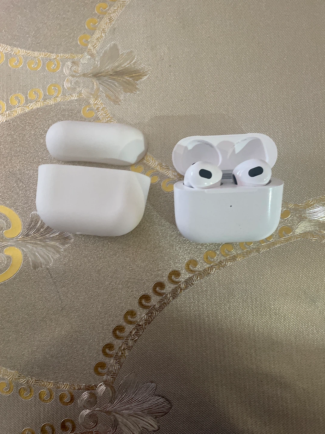 Apple AirPods Pro (3rd Generation) with white cover - photo 2