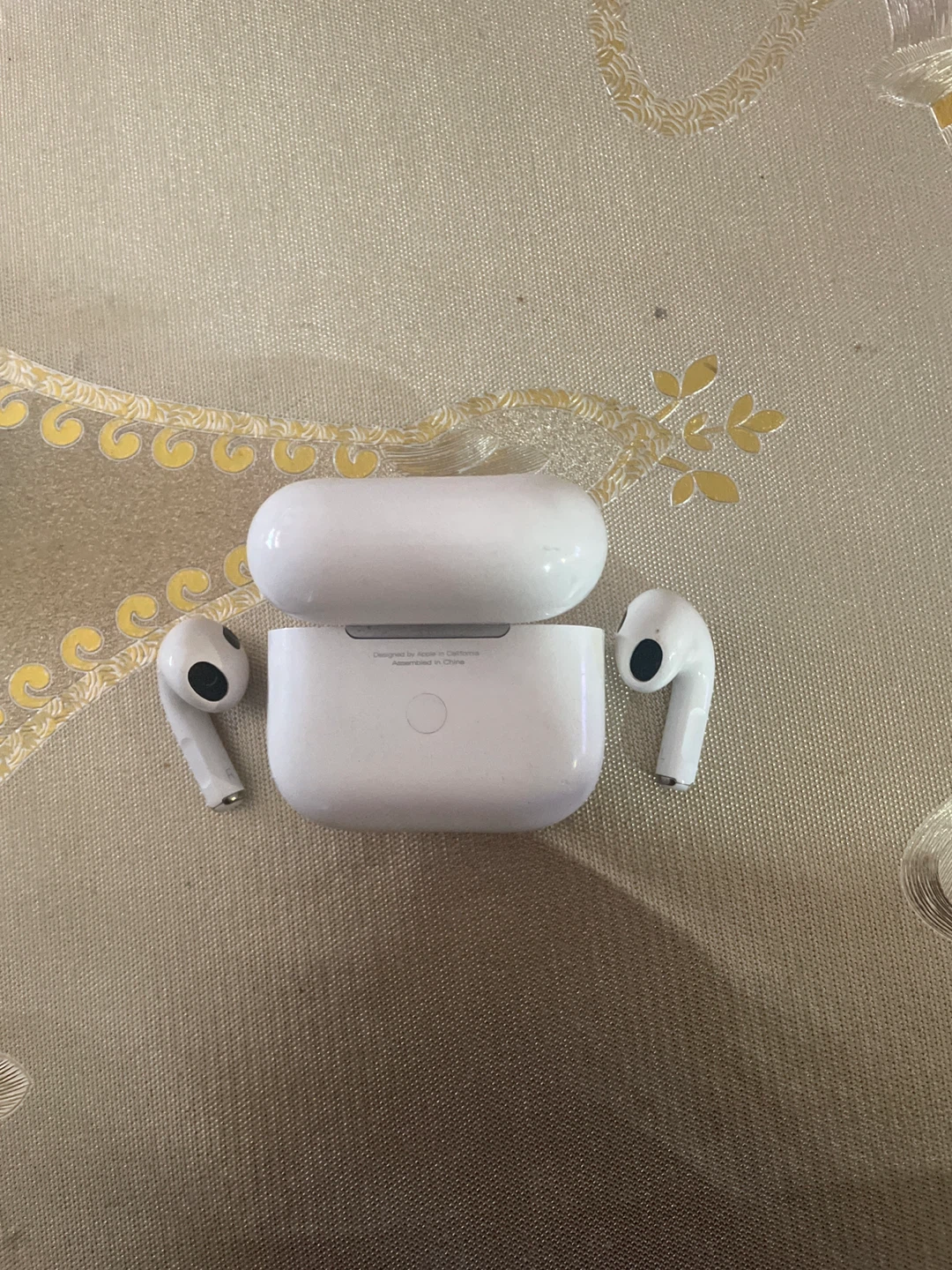 Apple AirPods Pro (3rd Generation) with white cover - photo 3