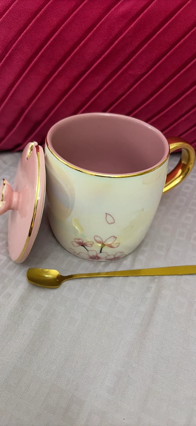 Sakura 🌸 themed mug set with golden accents