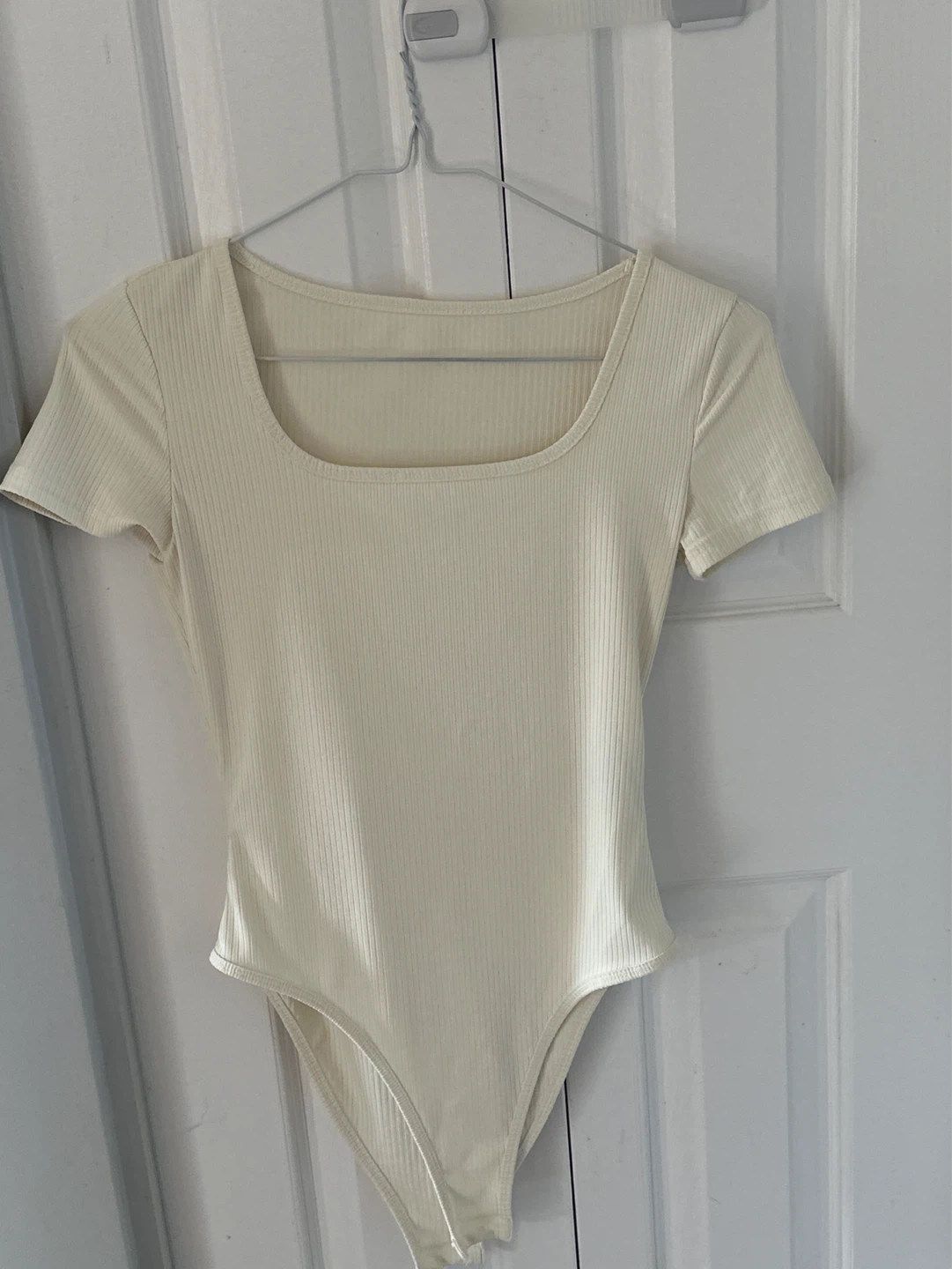 Bodysuit côtelé à col carré couleur crème