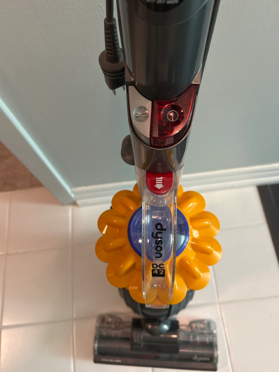 Dyson DC42 Vacuum Cleaner - photo 2