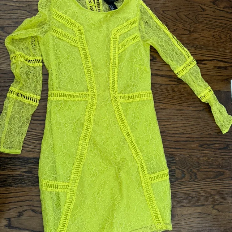 H&M Yellow Lace Long Sleeve Mini Dress Size US 2 | Karrot H&M Yellow Lace Long Sleeve Mini Dress Size US 2 | Karrot