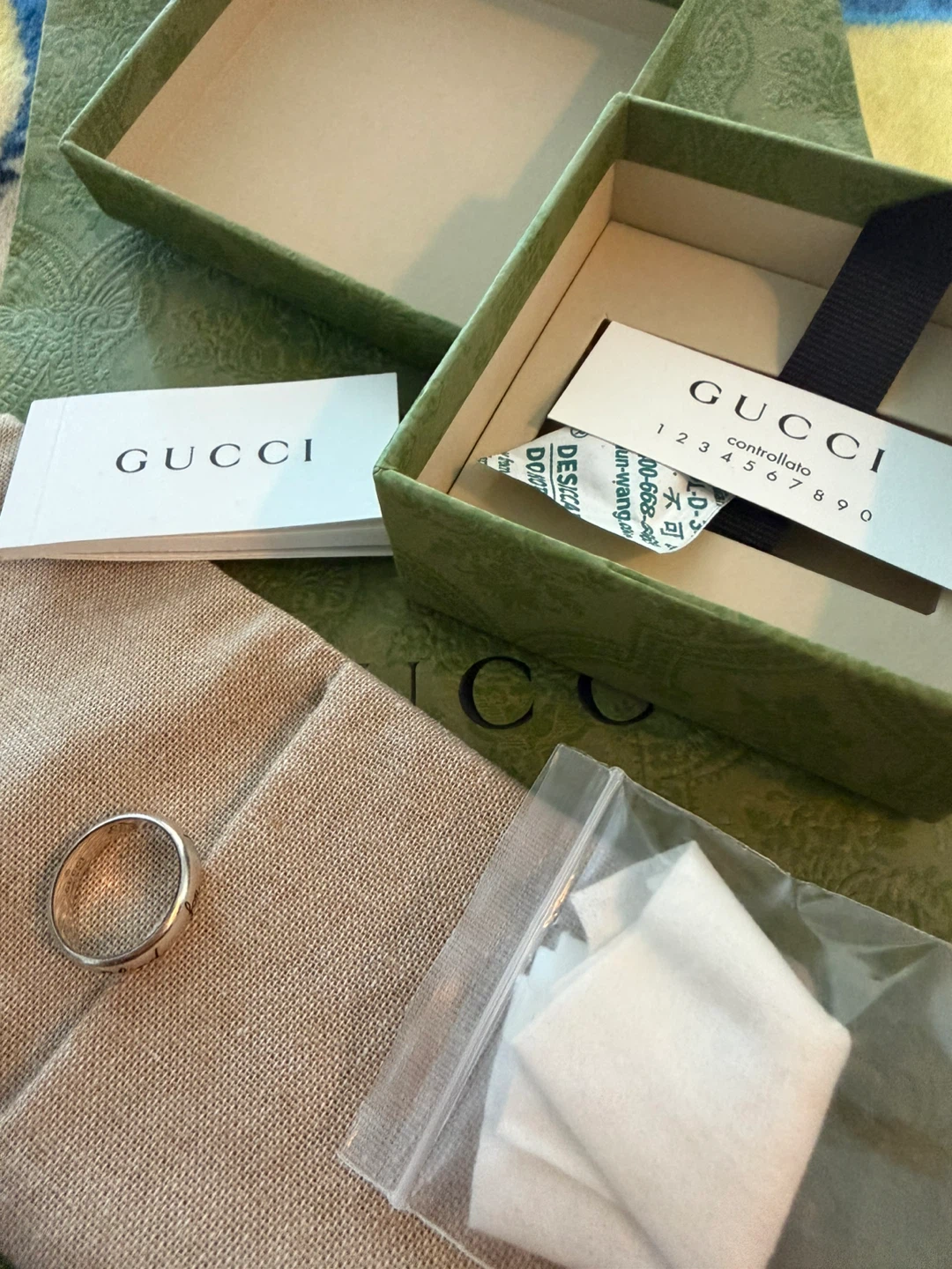 Gucci "Blind for love" Ring with Box