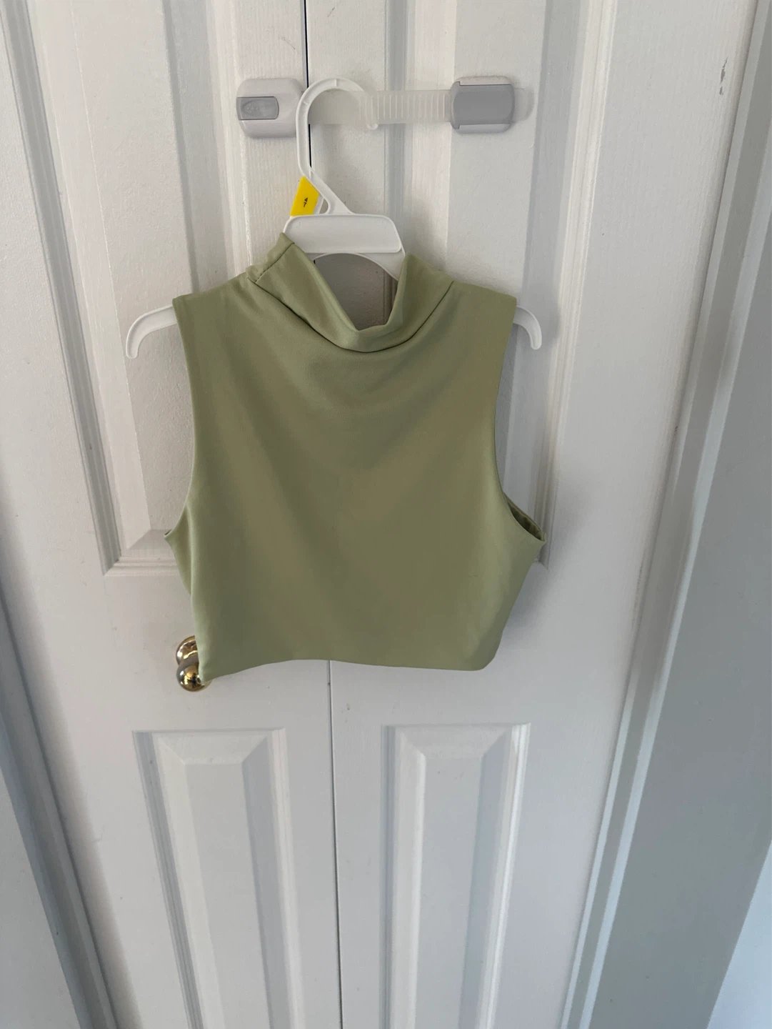 Débardeur vert à col roulé