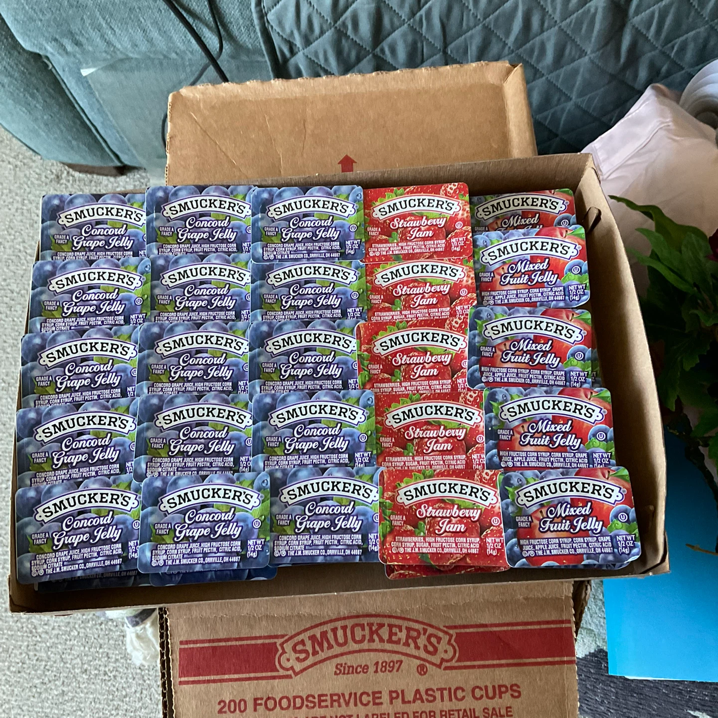 Box of 200 Smucker jams