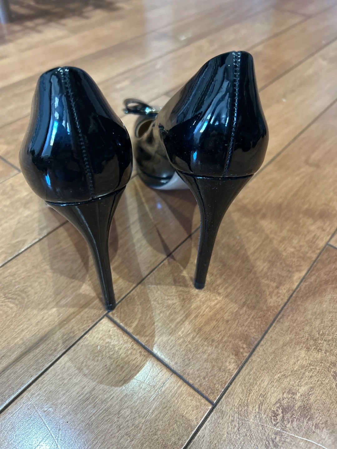 Salvatore Ferragamo Black Patent Leather Bow Heels - Size 6B - photo 3