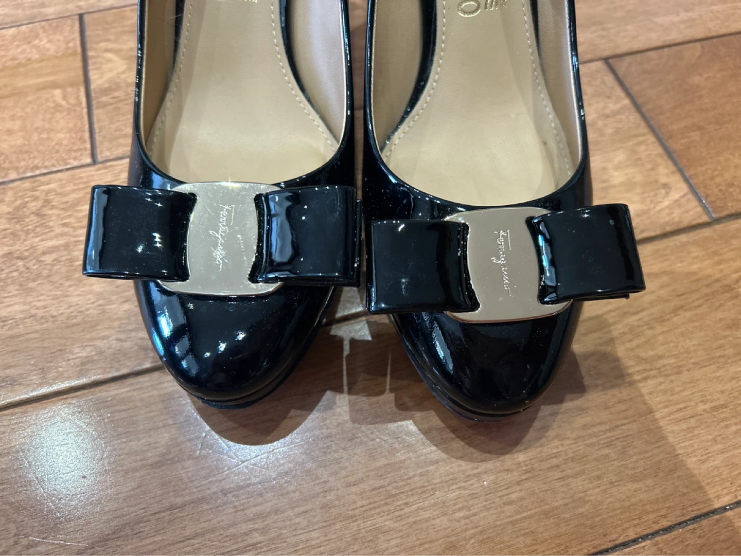 Salvatore Ferragamo Black Patent Leather Bow Heels - Size 6B - photo 5