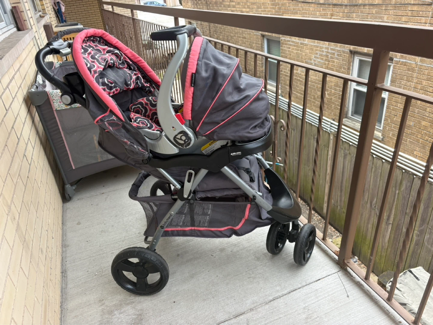 Graco Travel System with Stroller, Car Seat and Playard - photo 4